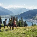 Wandern-mit-Freunden-bei-grossartigem-Panorama-Region-Zell-am-See-Kaprun_Zell-am-See-Kaprun-Tourismus