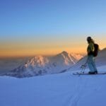 Skifahrer bei Dämmerung