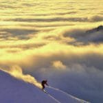 Skifahrer über der Wolkendecke